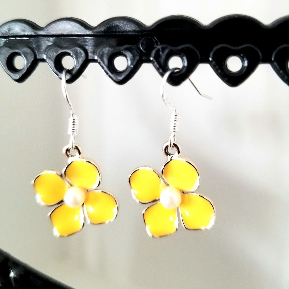 Beautiful daisy earrings
